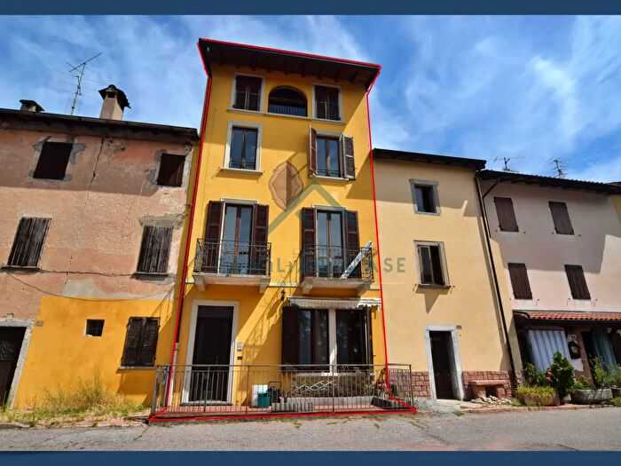 Casa con 6 locali in vendita in Via Imborgnana, Cuasso Al Monte