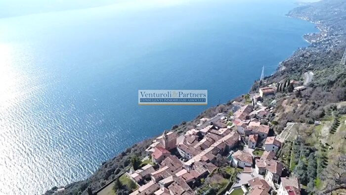 Casa con 7 locali in vendita in Via Angelo Feltrinelli, Gargnano