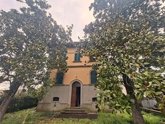 Appartamento con 7 locali in vendita in Montevarchi