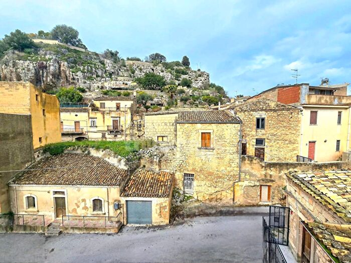 Casa con 14 locali in vendita in Via Fontana, Modica