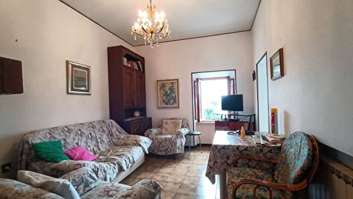 Appartamento con 5 locali in vendita in Via Cameraldo, Serrapetrona