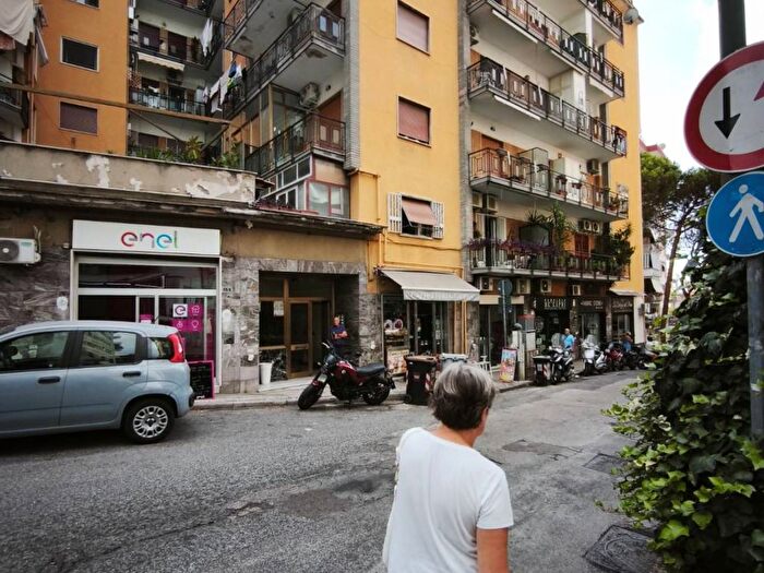 Appartamento trilocale in affitto in Via San Giacomo dei Capri, Rione Alto, Napoli