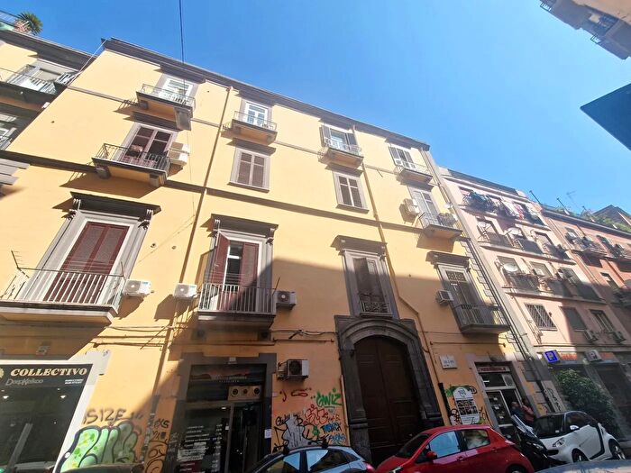 Appartamento con 5 locali in vendita in Piazza Giovanni Bovio, Napoli