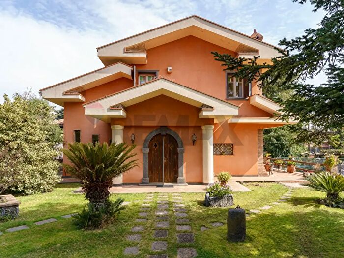 Casa con 10 locali in vendita in Via Giacomo Leopardi, Nicolosi