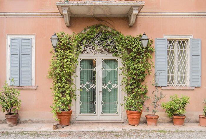 Casa con 15 locali in vendita in Via S Martino, Correggio