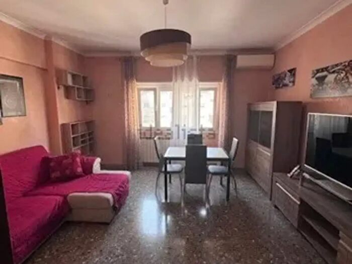 Appartamento trilocale in affitto in Via Oderisi da Gubbio, Roma