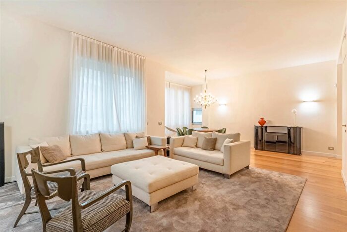 Appartamento con 7 locali in vendita in Via Carlo Porta, Milano