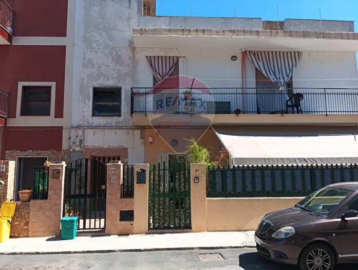 Casa con 7 locali in vendita in Via Ticino, Melilli