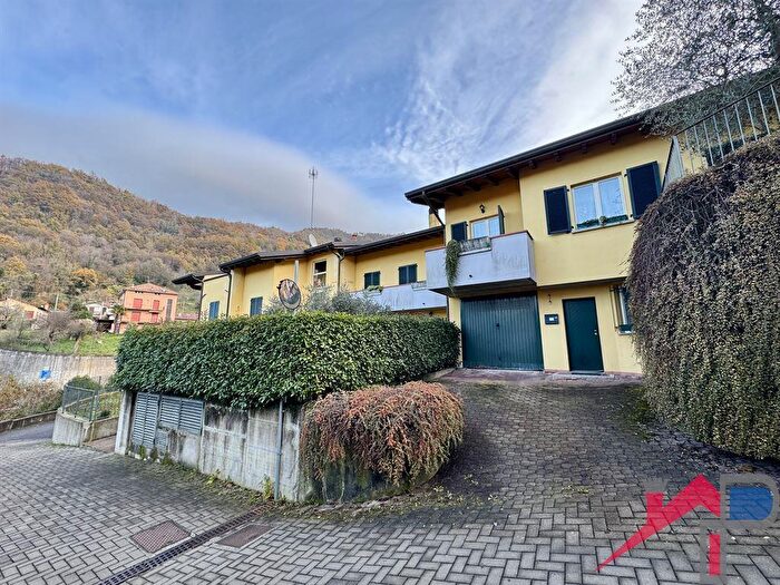 Appartamento trilocale in vendita in Torre De Busi