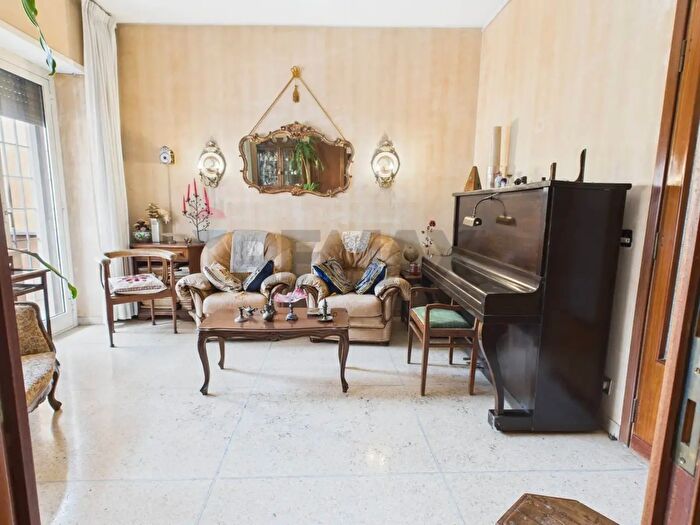 Appartamento con 6 locali in vendita in Via Giulio Adamoli, Roma