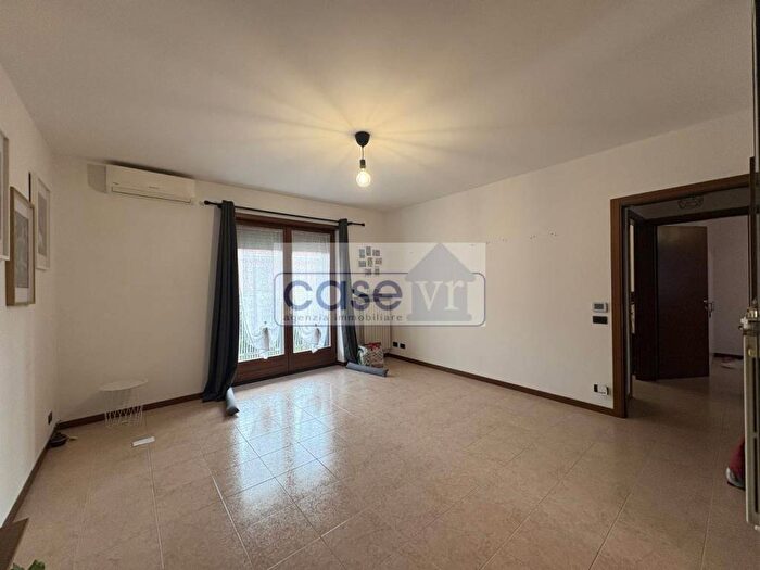 Appartamento quadrilocale in affitto in Via Merciari, Borgo Roma, Verona