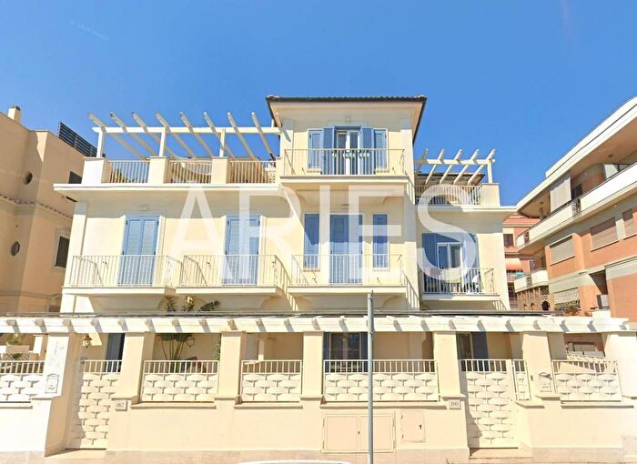 Appartamento bilocale in affitto in Lungomare Paolo Toscanelli, Roma