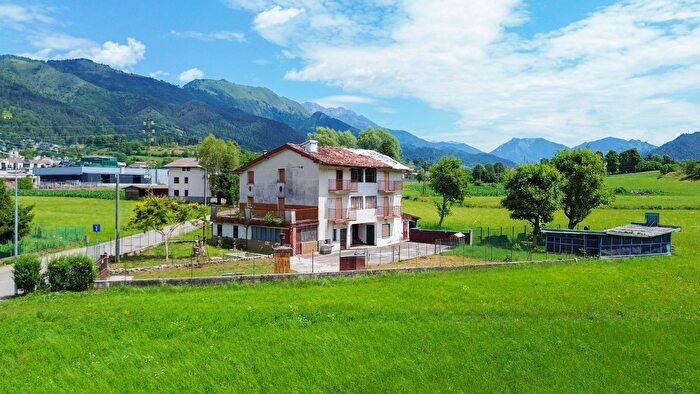 Casa con 8 locali in vendita in Via Pacati, Clusone