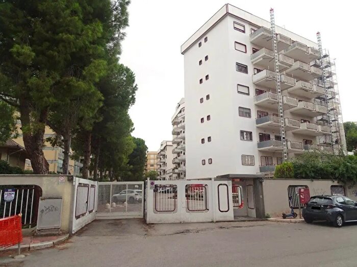 Appartamento con 6 locali in vendita in Via Robert Schuman, Bari