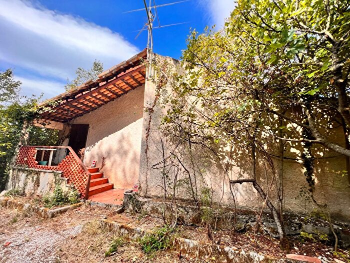 Casa con 8 locali in vendita in Frazione Vallemania, Genga