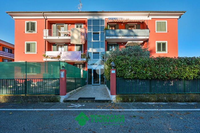 Appartamento con 8 locali in vendita in Via Genova, Bolano