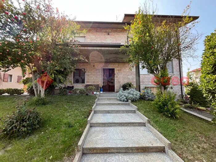 Casa con 8 locali in vendita in Trevenzuolo