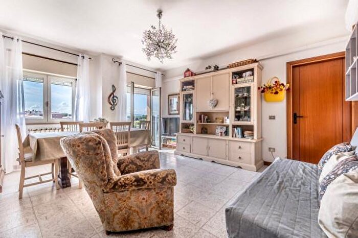 Appartamento trilocale in vendita in Via Senofane, Latina