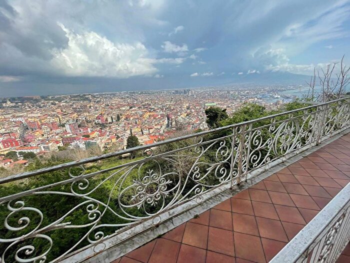 Appartamento con 5 locali in affitto in Via Tito Angelini, Vomero, Napoli