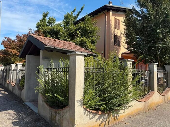 Casa con 9 locali in affitto in Via Leonardo da Vinci, Castello D'Agogna