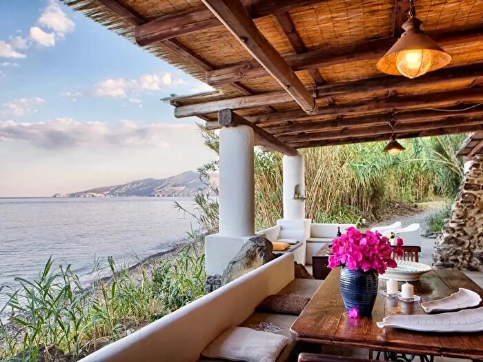 Casa con 6 locali in vendita in Santa Marina Salina