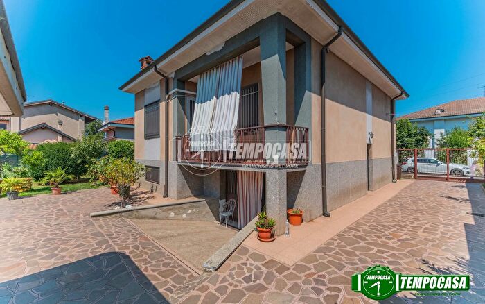 Casa trilocale in vendita in Via Cairoli, Magenta