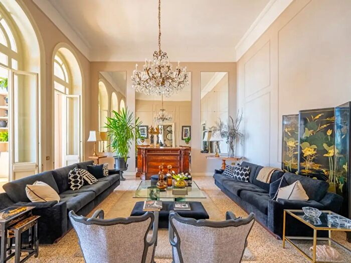 Appartamento con 8 locali in vendita in Via Alessandro Manzoni, Napoli