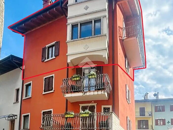 Appartamento con 5 locali in vendita in Piazza Guglielmo Marconi, Molveno