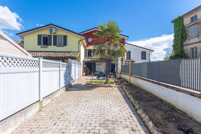 Casa con 6 locali in vendita in Via Rocca B, Vernasca