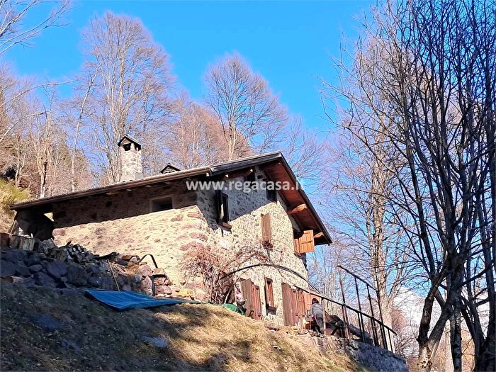 Casa con 5 locali in vendita in Cusio