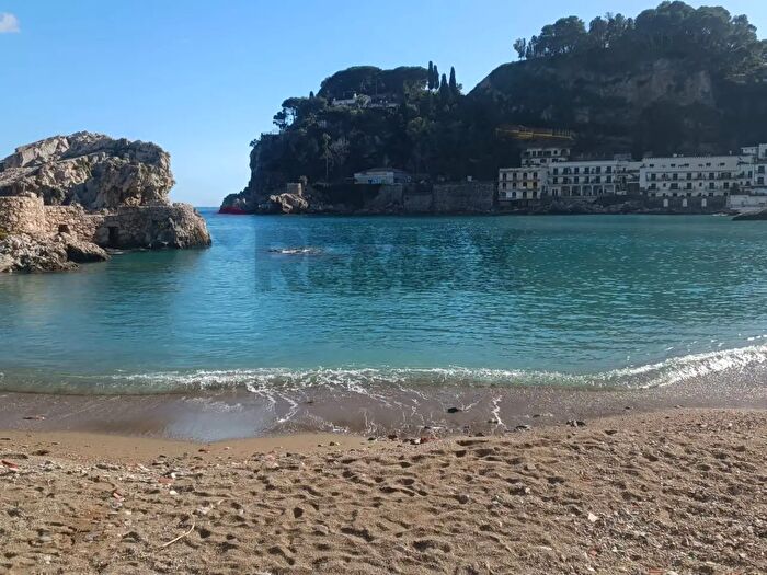 Appartamento trilocale in vendita in Via Castelluccio Snc, Taormina