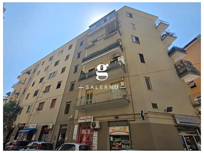 Appartamento trilocale in vendita in Via Rocco Cocchia, Salerno