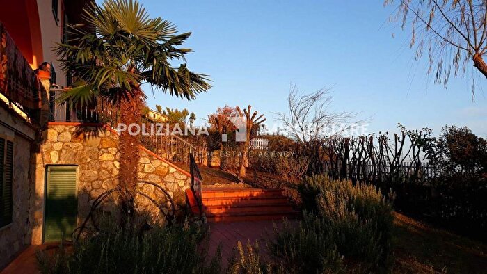 Casa con 7 locali in vendita in Via dei Platani, Montepulciano