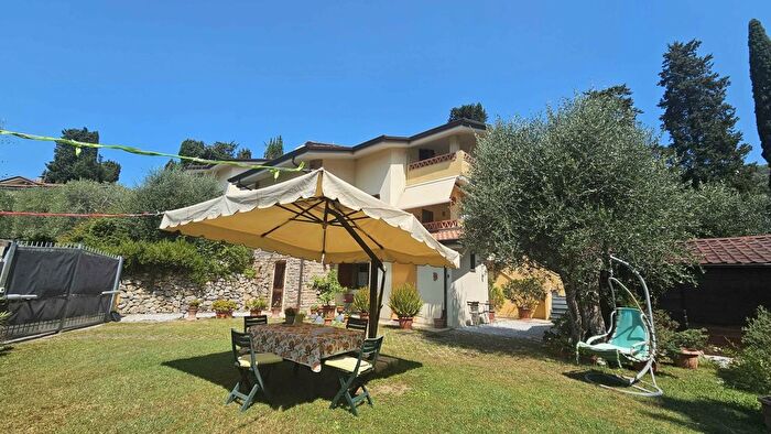 Casa con 8 locali in vendita in Massarosa