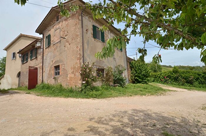 Casa con 5 locali in vendita in Via Tenutelle Snc Tarano, Tarano