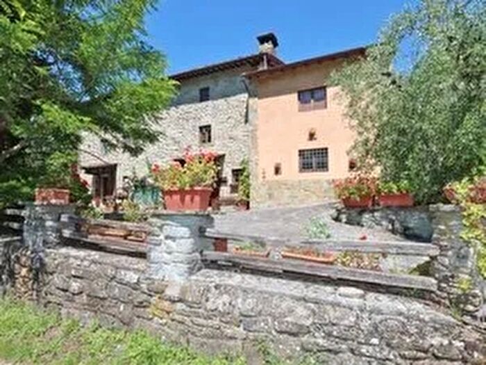 Casa con 10 locali in vendita in Londa