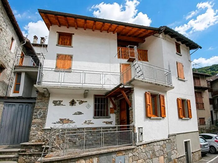 Casa con 5 locali in vendita in Via Centrale, Rasura