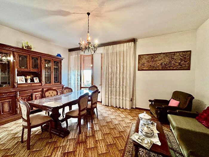 Casa con 9 locali in vendita in Fucecchio