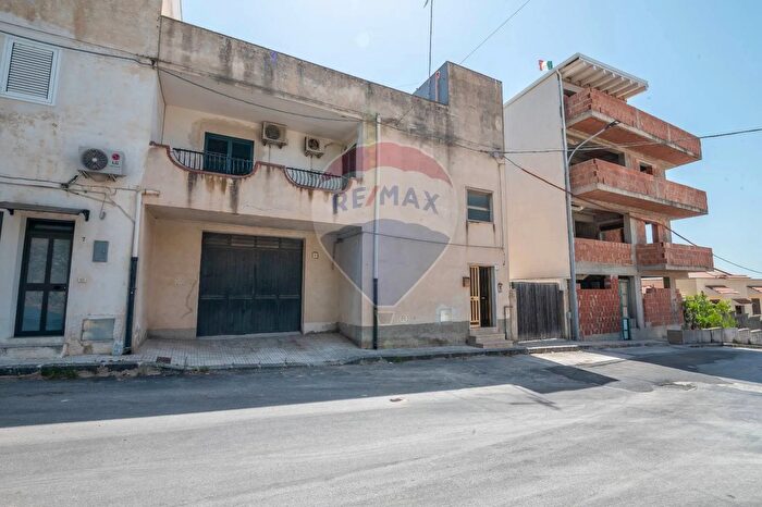 Casa con 10 locali in vendita in Via Carlo Carra, Noto