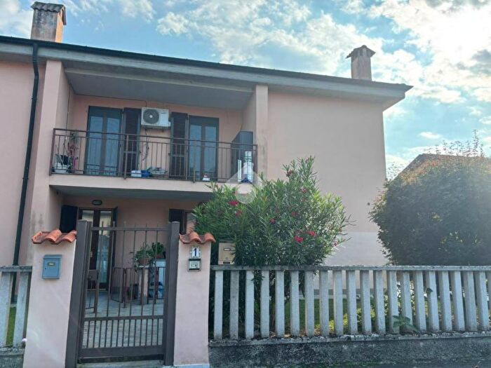 Appartamento trilocale in vendita in Via Madre Teresa di calcutta, Centro, Albuzzano
