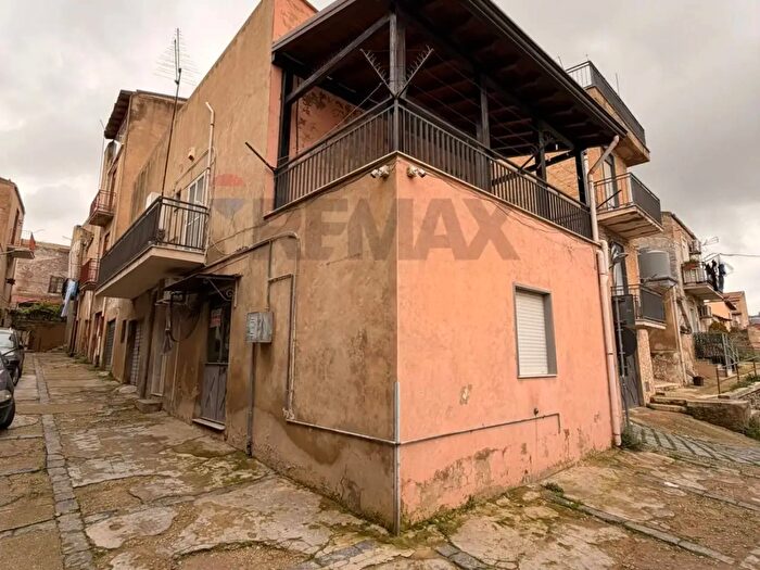 Casa con 6 locali in vendita in Via Frate Guidi, Canicatti