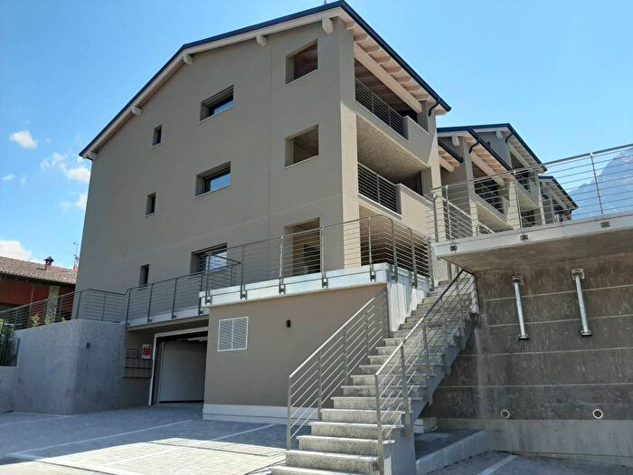 Appartamento trilocale in affitto in Via Ca' di Nadin, Colico Piano, Colico