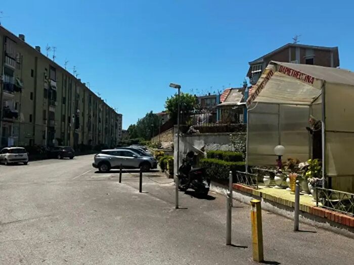 Appartamento quadrilocale in vendita in Via Catone, Napoli