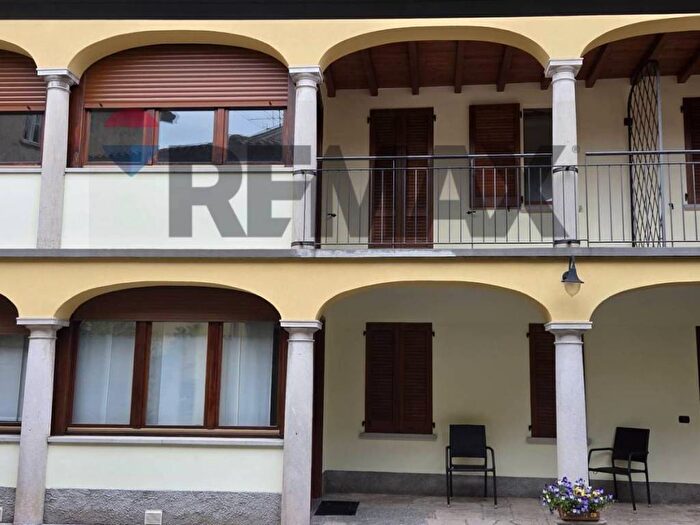 Appartamento trilocale in affitto in Via Martino Longhi, Centro, Viggiù