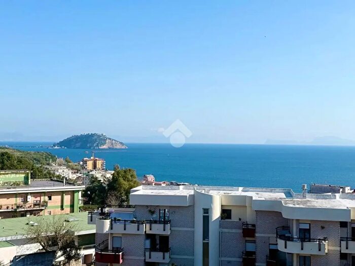 Appartamento con 6 locali in vendita in Via Vecchia San Gennaro, Pozzuoli