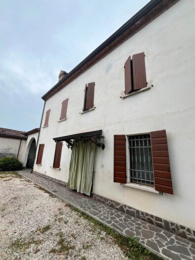 Casa con 15 locali in vendita in Suzzara
