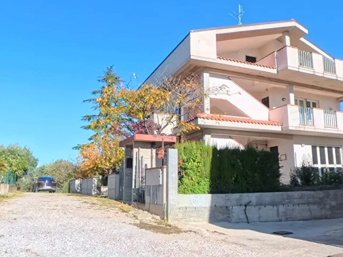 Casa con 10 locali in vendita in Moscufo