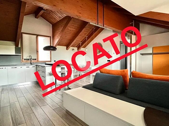 Appartamento trilocale in affitto in Via Alessandro Volta, Carate Brianza