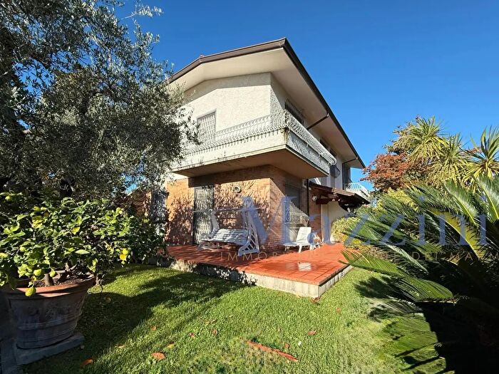 Casa con 7 locali in vendita in Via Lorenzo Quartieri, Forte Dei Marmi
