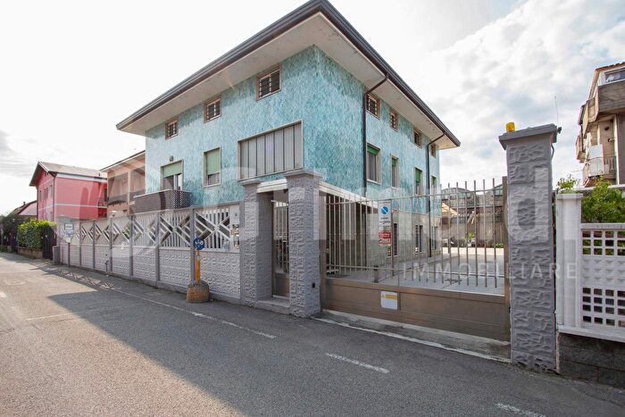 Casa con 5 locali in vendita in Via Petrarca, Senago